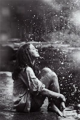 Фото девушка под дождем плачет