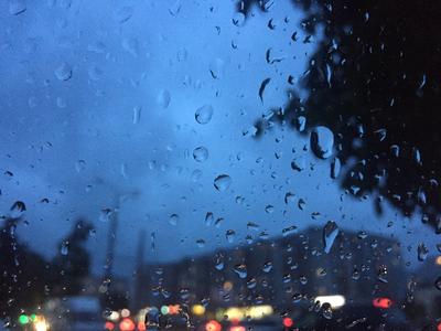 Фото капли дождя на стекле